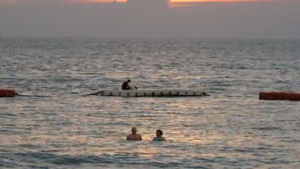 パタヤ, タイ, 2017 年 12 月 14 日: 人が入浴し、残りの部分は、南シナ海の美しい景色。ビーチに沈む夕日 — ストック動画