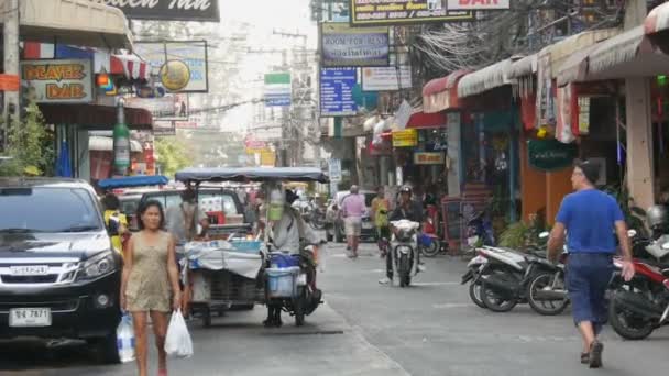 Pattaya, Thajsko, 14 prosince 2017: Typické thajské nebo asijské ulice. Zobrazit na ulici se spoustou nápisů a černý visící dráty. — Stock video