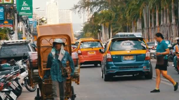 PATTAYA, THAILANDIA, 14 dicembre 2017: Veduta di una delle strade di Jomtien. Embankment con palme, su una strada ci sono auto, taxi, minibus, motobikes e venditori ambulanti — Video Stock