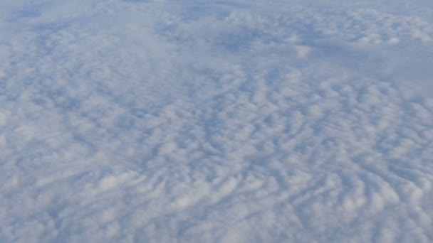 Όμορφη αέρα σύννεφα επιπλέουν πάνω από το έδαφος. Αεροφωτογραφία από το αεροπλάνο — Αρχείο Βίντεο