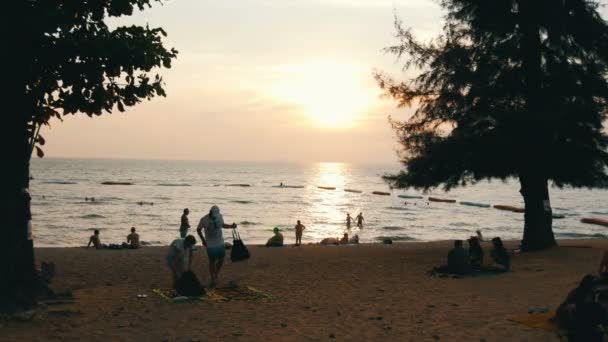 PATTAYA, THAILAND, 14 Desember 2017: pemandangan indah Laut China Selatan, di mana orang mandi dan beristirahat. Matahari terbenam di pantai — Stok Video