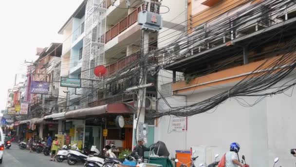 PATTAYA, THAILANDIA, 14 dicembre 2017: Tipiche strade tailandesi o asiatiche. Vista sulla strada con un sacco di striscioni e fili neri cadenti . — Video Stock