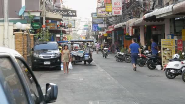 Pattaya, thailand, 14. dezember 2017: typische thailändische oder asiatische straßen. Blick auf die Straße mit vielen Transparenten und schwarzen hängenden Drähten. — Stockvideo