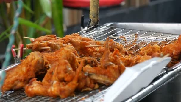 Streetfood aus Thailand. gebratene Hähnchenstücke in Schläger.Der Verkäufer auf der Straße verkauft ein exotisches Gericht — Stockvideo