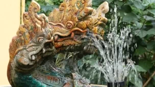 Three-headed green dragon as a traditional Buddhist symbol. Statue and a fountain of dragon in the garden of Thailand — Stock Video