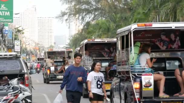 パタヤ, タイ, 2017 年 12 月 14 日: ジョムティエンの通りの 1 つのビュー。そこの道路で、ヤシの木と堤防は車、タクシー、ミニバス、モトバイクや露店 — ストック動画