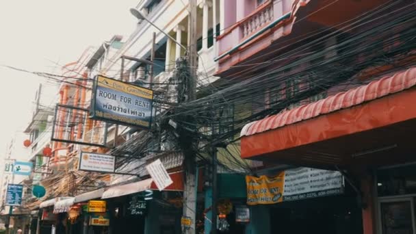 Πατάγια, Ταϊλάνδη, 14 Δεκεμβρίου 2017: Προβολή ενός από τους δρόμους της Jomtien. Χορτοκοπτικό με φοίνικες, σε ένα δρόμο εκεί είναι αυτοκίνητα, ταξί, μίνι λεωφορεία, μηχανών και πλανόδιους πωλητές — Αρχείο Βίντεο