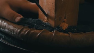 Gençler el aldım tatbikat ve bir tahta sandalyede bacak bir delik delinir