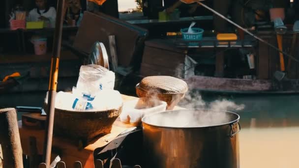 PATTAYA, THAILAND - December 18, 2017: A large saucepan with boiling edos stands against the background of a river — Stock Video