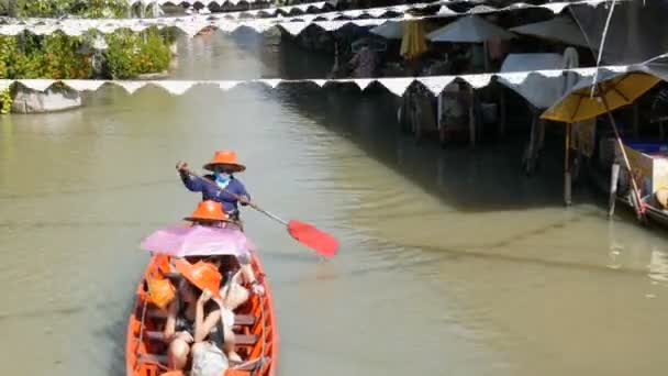 Pattaya, Thajsko - 18 prosince 2017: Různé lodě s turisty je na koni na řece v plovoucí trh — Stock video