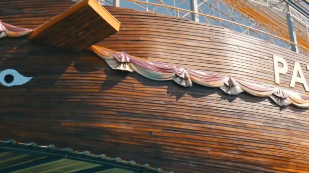 Pattaya, Thajsko - 18 prosince 2017: Obrovské dřevěné lodi u vchodu do plovoucí trh — Stock video