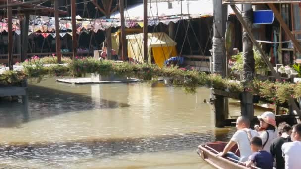 Pattaya, Thailand - 18 December 2017: Toeristen wandeling langs de romantische houten brug die over de rivier de bruin staat, toeristische boten varen onder brug — Stockvideo