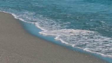 Kumlu sahilde yıkamak güzel turkuaz Akdeniz denizin dalgaları