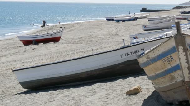 Вересень 26-2017 рр, La Linea, Іспанія: старі дерев'яні човни на березі Середземного моря — стокове відео