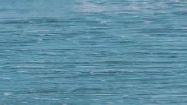 Prachtige turquoise golven van de Middellandse Zee, die de zandige kust wassen — Stockvideo