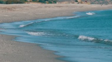 Kumlu sahilde yıkamak güzel turkuaz Akdeniz denizin dalgaları