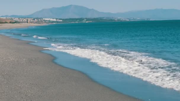 Vackra turkosa vågor av Medelhavet som tvättar den sandiga stranden — Stockvideo