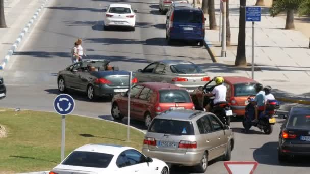 26 сентября - 2017, Ла-Линеа, Испания: Многие автомобили на roundabout поворачивают на дорогу — стоковое видео