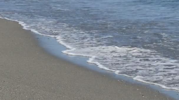 Les vagues de la mer Méditerranée sont baignées par un rivage sablonneux près du détroit de Gibraltar — Video