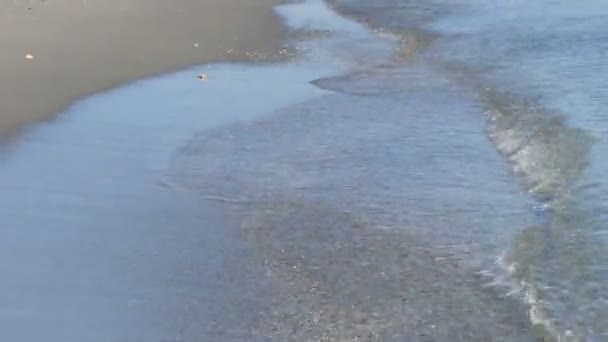 地中海の海の波がジブラルタル海峡の近くの砂浜で洗浄します。 — ストック動画