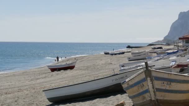 Вересень 26-2017 рр, La Linea, Іспанія: старі дерев'яні човни на березі Середземного моря — стокове відео
