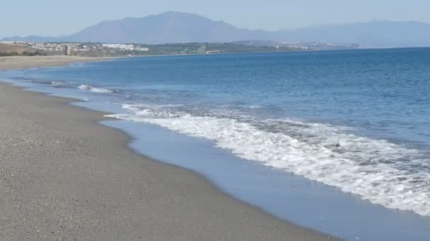 Le onde del Mar Mediterraneo sono bagnate da una spiaggia sabbiosa vicino allo stretto di Gibilterra — Video Stock