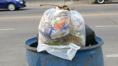 Tam çöp büyük çöp torbaları artık yemek yiyecek ve atık dolu ile sokakta olduğunu