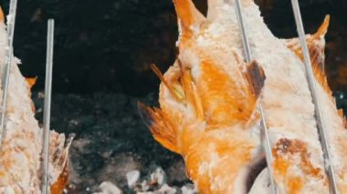 Ulusal Tayland yemeği, tükürük tuz ve yeşillikleri ile kızarmış balık görünümü kapatın. Tayland ve Asya egzotik yiyecek
