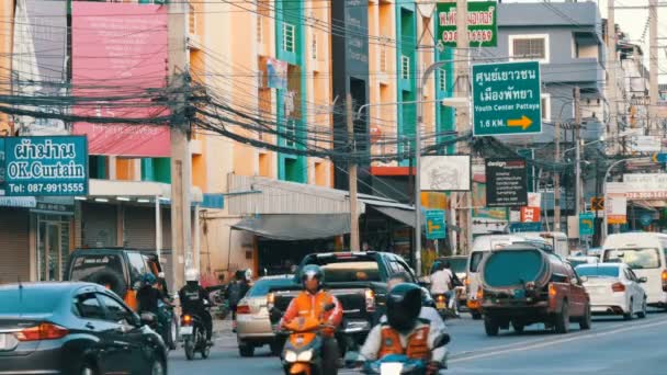 PATTAYA, THAILAND - 16 ДЕКАБРЯ 2017: Большое количество автомобилей, мотоциклов, микроавтобусов. Движение городского транспорта по оживленной типичной азиатской улице — стоковое видео