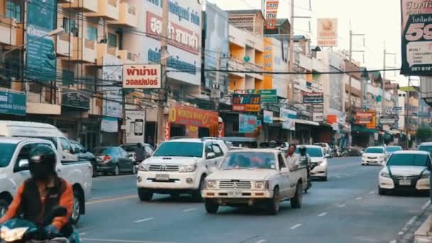 PATTAYA, THAILAND - DEZEMBRO 16, 2017: Grande número de carros, motos, microônibus. O movimento do transporte urbano na movimentada rua típica asiática — Vídeo de Stock