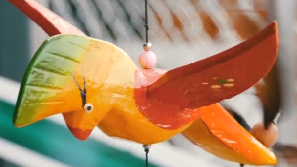 Ξύλινα Ανεμόμυλος κινητική γλυπτική πολύχρωμο πουλί αναπτύσσει στον άνεμο — Αρχείο Βίντεο