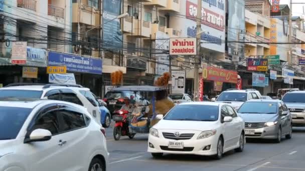 パタヤ, タイ - 2017 年 12 月 16 日: タイの路上で巨大なトラフィック。たくさんの車、ミニバス、大規模なアジアの典型的な通りのドライブのオートバイの車種します。 — ストック動画