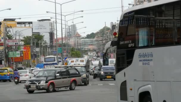 파타야, 태국-12 월 16 일, 2017: 태국 거리에 거 대 한 소통량. 많은 자동차, 미니 버스, 오토바이 전형적인 큰 아시아 거리에 드라이브 — 비디오