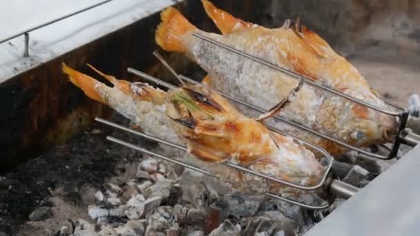 全国のタイ料理、串焼き塩と野菜に魚のフライ。タイとアジアのエキゾチックな料理 — ストック動画