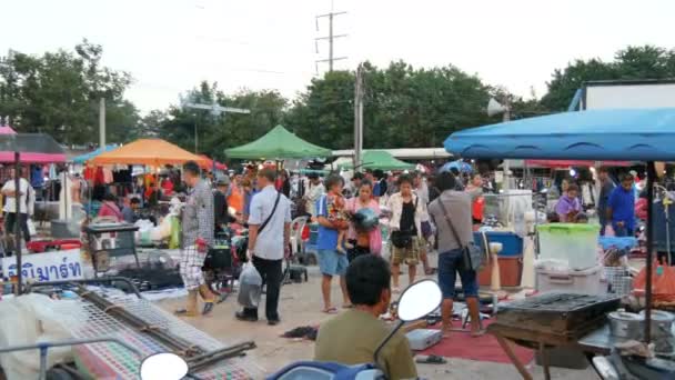 PATTAYA, THAÏLANDE - 16 DÉCEMBRE 2017 : Marché aux puces en Thaïlande. Les gens choisissent des choses sur un marché aux puces. Beaucoup de choses d'occasion sur le sol — Video