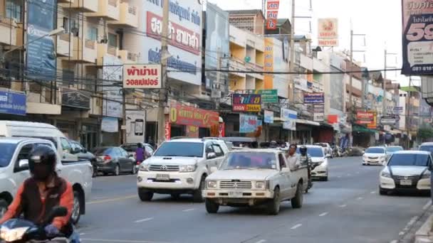 Pattaya, thailand - 16. Dezember 2017: Riesenverkehr auf den Straßen Thailands. Viele Autos, Kleinbusse, Motorräder fahren in einer typisch großen asiatischen Straße — Stockvideo