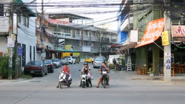 PATTAYA, THAÏLANDE - 16 DÉCEMBRE 2017 : Les filles et les hommes à moto attendent leur tour pour se transformer en circulation. Circulation énorme dans les rues de Thaïlande. Beaucoup de voitures, minibus, motos conduisent dans un — Video