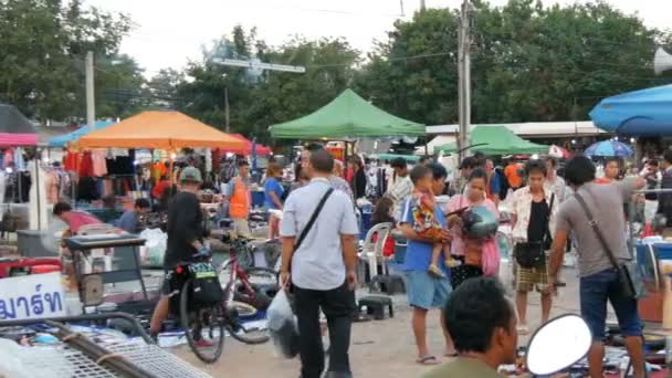 PATTAYA, TAILANDIA - 16 DE DICIEMBRE DE 2017: Muchas cosas de segunda mano en el suelo. Mercado de pulgas en Tailandia. La gente elige cosas en un mercado de pulgas . — Vídeos de Stock