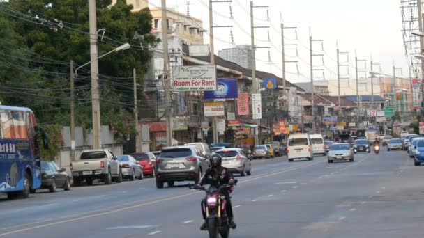Pattaya, Tayland - 16 Aralık 2017: Tayland sokaklarında büyük trafik. Bir sürü araba, minibüs, tipik bir büyük Asya sokakta sürücü motosiklet — Stok video