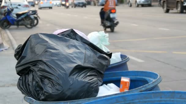 PATTAYA, TAILANDIA - 16 DE DICIEMBRE DE 2017: Un cubo lleno de basura con grandes bolsas de basura llenas de comida sobrante y desperdicios está en la calle — Vídeos de Stock