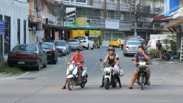 PATTAYA, THAÏLANDE - 16 DÉCEMBRE 2017 : Les filles et les hommes à moto attendent leur tour pour se transformer en circulation. Circulation énorme dans les rues de Thaïlande. Beaucoup de voitures, minibus, motos conduisent dans un — Video