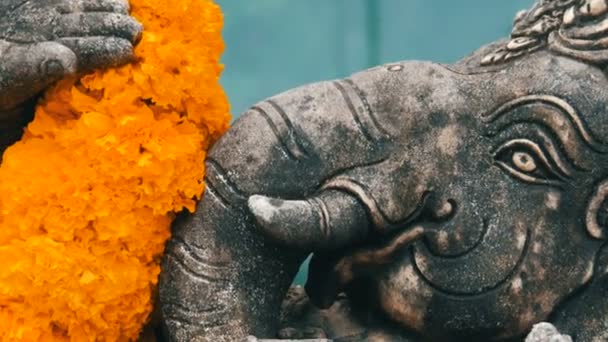 Statue of elephant in flowers close up view. Elephant symbol of Thailand. Buddhist religion and symbols — Stock Video