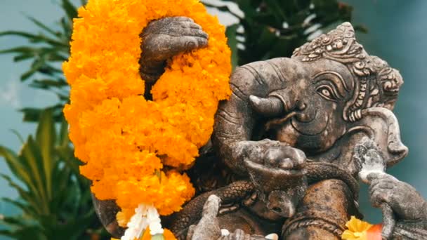 Estátua de elefante em flores vista de perto. Símbolo de elefante da Tailândia. Religião budista e símbolos — Vídeo de Stock