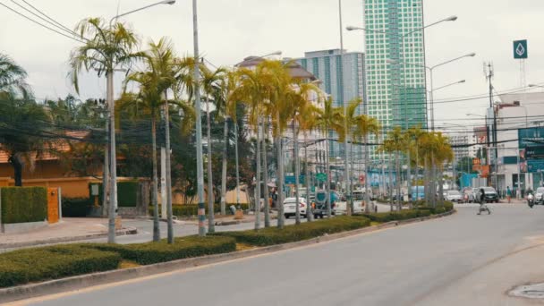 Pattaya, Thailand - 16 December 2017: De beweging van het stadsvervoer de bruisende typisch Aziatische straat. Groot aantal auto's, discotheken, minibussen. Jomtien District — Stockvideo