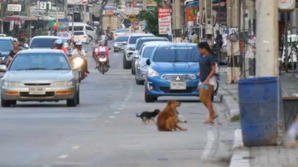 PATTAYA, THAILANDIA - 16 DICEMBRE 2017: Enorme traffico per le strade della Thailandia. Un sacco di auto, minibus, moto guidare in una tipica grande strada asiatica — Video Stock