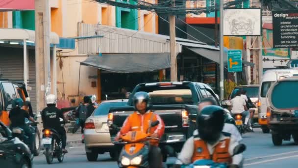 パタヤ, タイ - 2017 年 12 月 16 日: ミニバス、モトバイクの車の数が多い。賑やかな典型的なアジアの通りに都市交通の動き — ストック動画