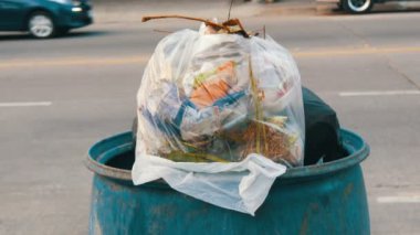 Tam çöp büyük çöp torbaları artık yemek yiyecek ve atık dolu ile sokakta olduğunu