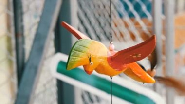 Ahşap fırıldak Kinetik Heykel renkli kuş rüzgarda geliştirir