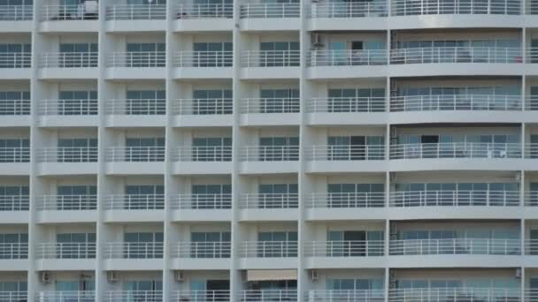 Edificio de varios pisos con balcones y cosas que cuelgan allí. Edificio de varios pisos vista de cerca — Vídeo de stock