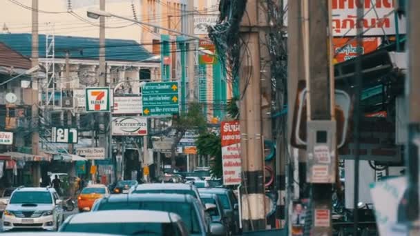 PATTAYA, THAILANDIA - 16 DICEMBRE 2017: Un gran numero di auto, motociclette, minibus. Il movimento del trasporto urbano sulla vivace strada tipica asiatica — Video Stock